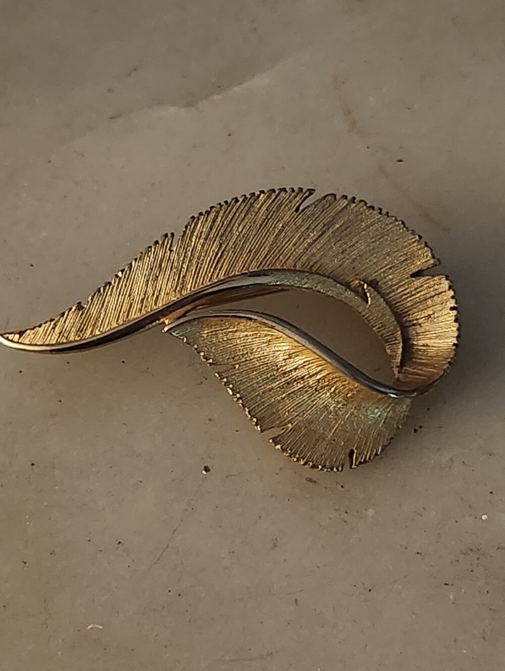 Vtg 1968 Sarah Coventry "Feather Brite" Brushed Gold Tone Brooch